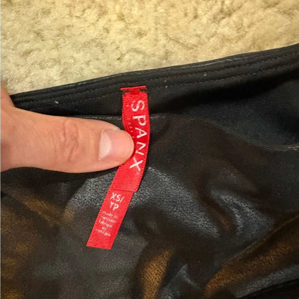 Black High-Waisted Leggings - Picture 4 of 4